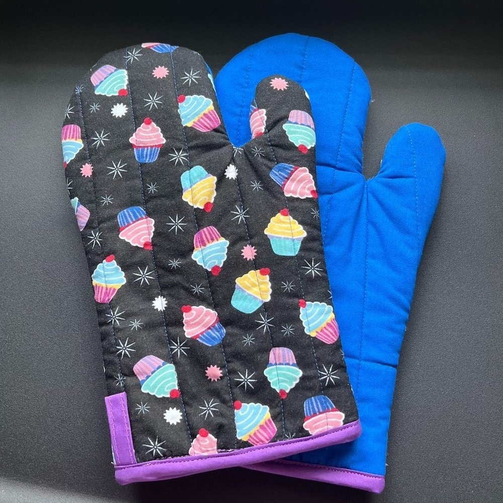 Cupcake print Set of Oven Mitts